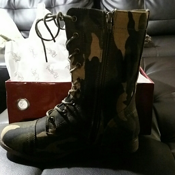 Women Boots - Picture 3 of 6